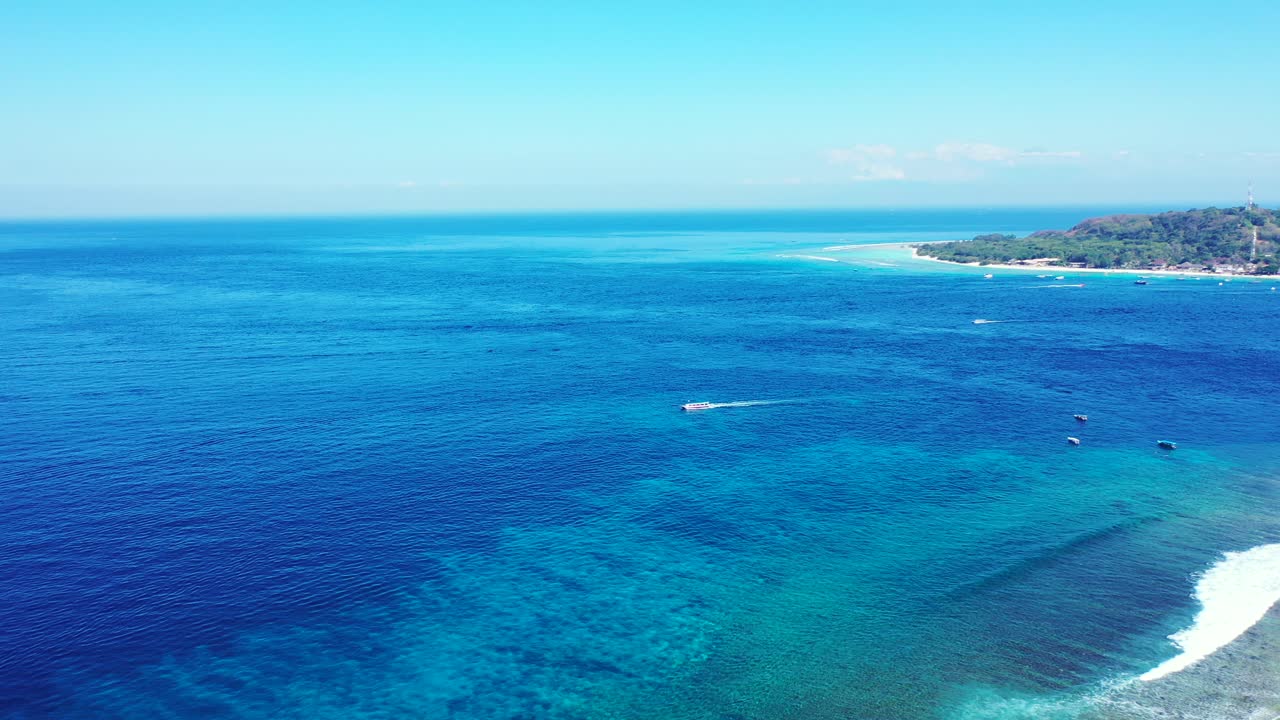 발리의 열대 섬 해안선 주변의 놀라운 다채로운 바다 표면, 푸른 청록색 석호에 떠 있는 보트