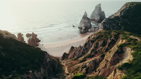 paisaje costero con playa y acantilados dramáticos