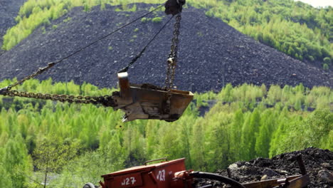 operación de minería a cielo abierto con grúa y cubo