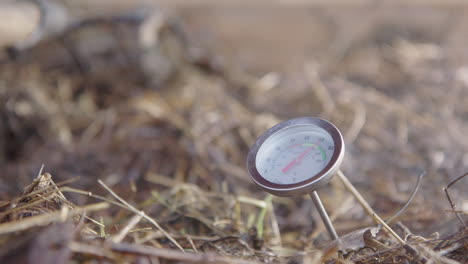 acercar, cámara lenta: el vapor sube alrededor del termómetro de compost