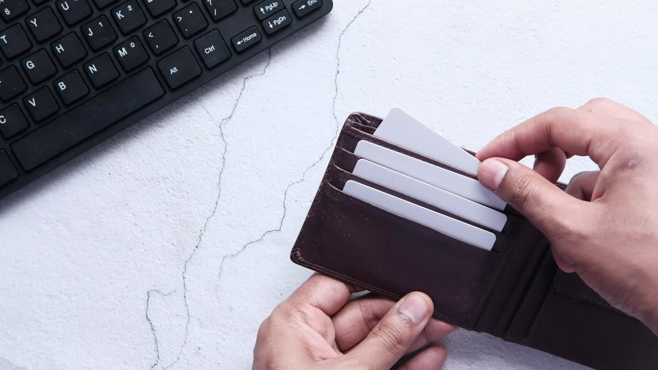 Persona che tiene un portafoglio aperto con carte di credito