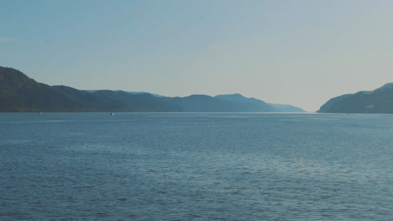 스코틀랜드의 네스 호수 (loch ness) 의 느린 촬영