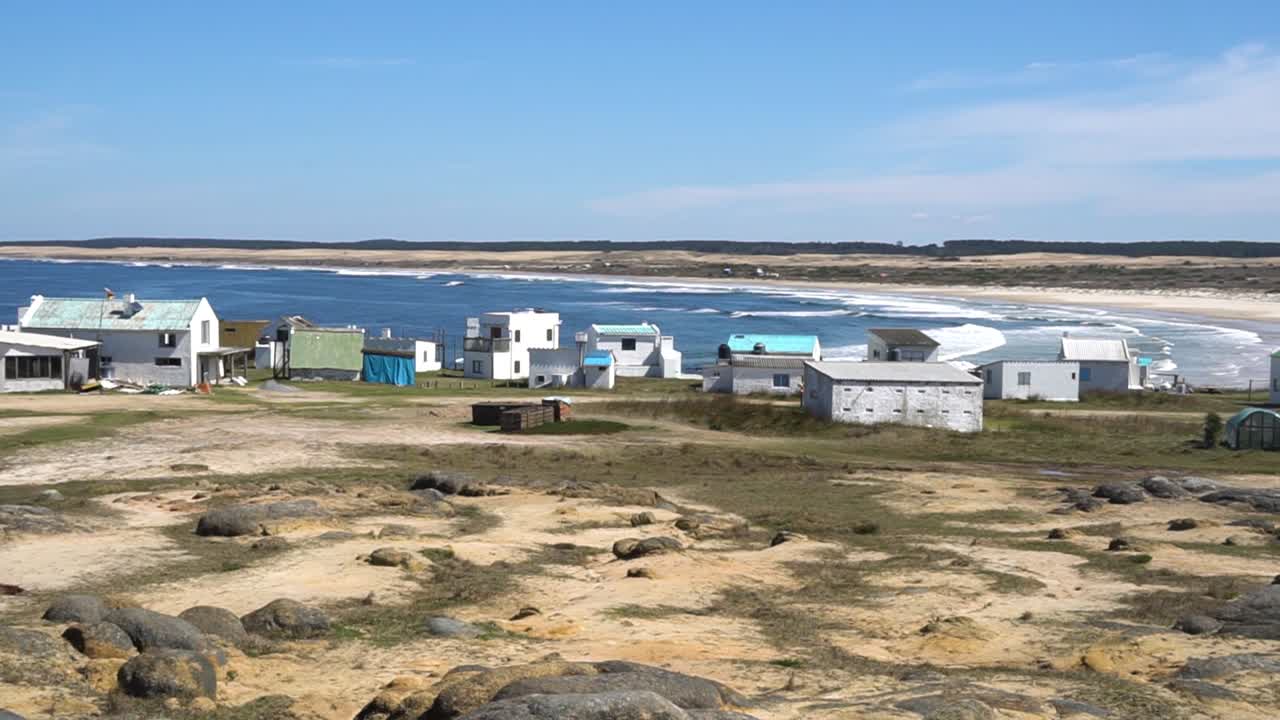 cabo polonio pequeñas casas blancas de pueblo frente a la costa oceánica de uruguay