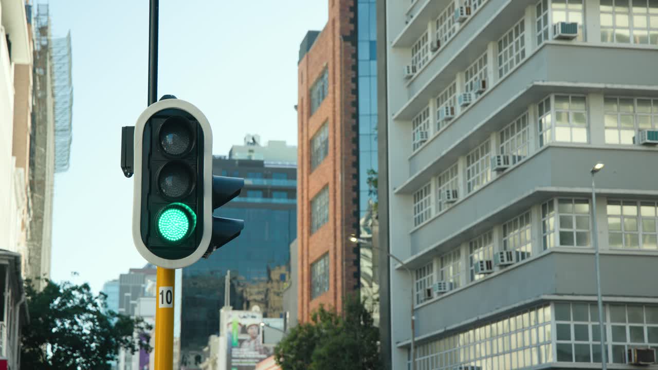 El semáforo muestra la luz verde inferior en el cruce mientras el controlador envía la señal verde permitiendo el paso de los coches.
