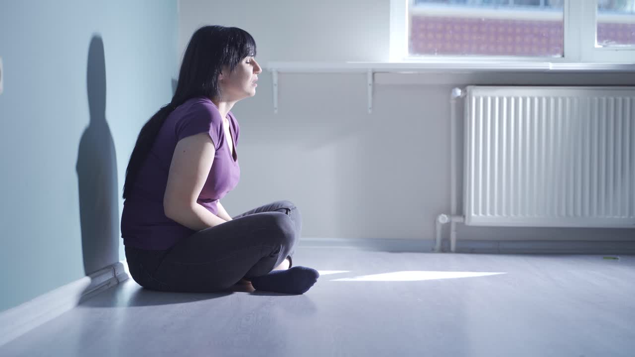 여성은 그녀의 좌석에서 긴장적으로 흔들리고.