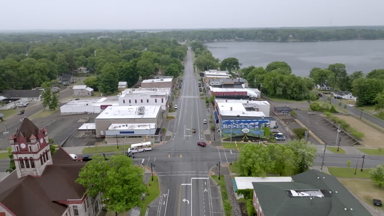 el centro de cassopolis, michigan con el video del avión no tripulado avanzando