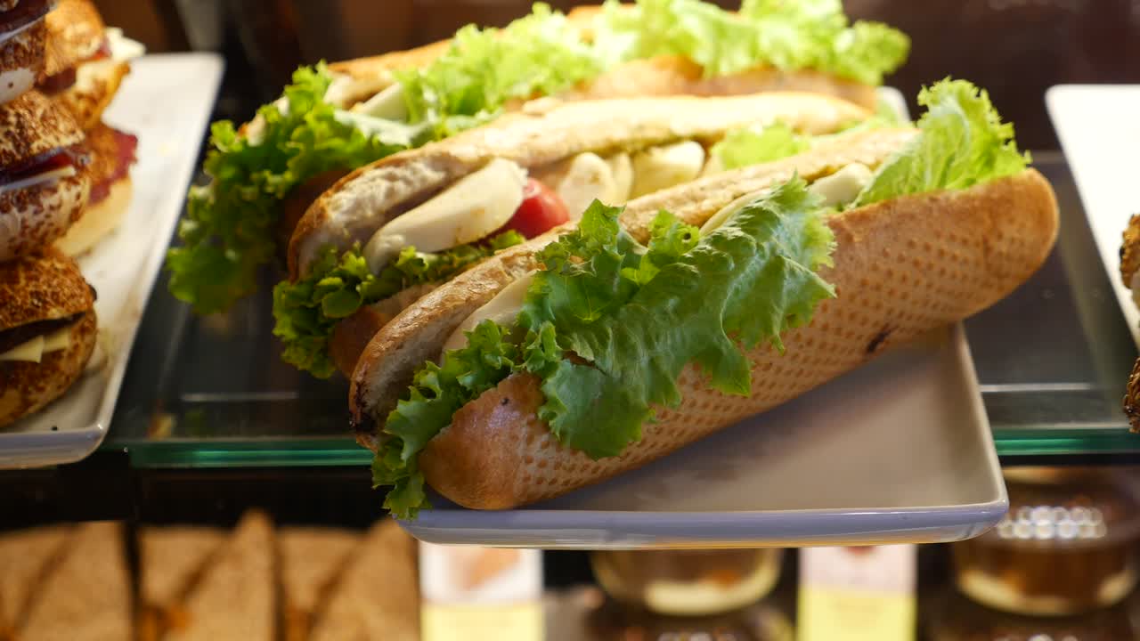 primer plano de un sándwich de caprese en un plato blanco en una panadería