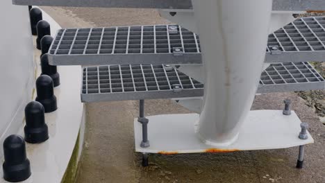 tomada de escaleras en la base de una turbina eólica en la isla de lewis