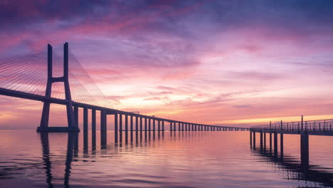 timelapse de un colorido y hermoso amanecer en el puente vasco da gama en lisboa, portugal