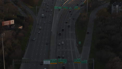 Vista-De-Dron-De-4k-De-Autos-Que-Viajan-En-La-Autopista-I-45-Norte-En-Houston