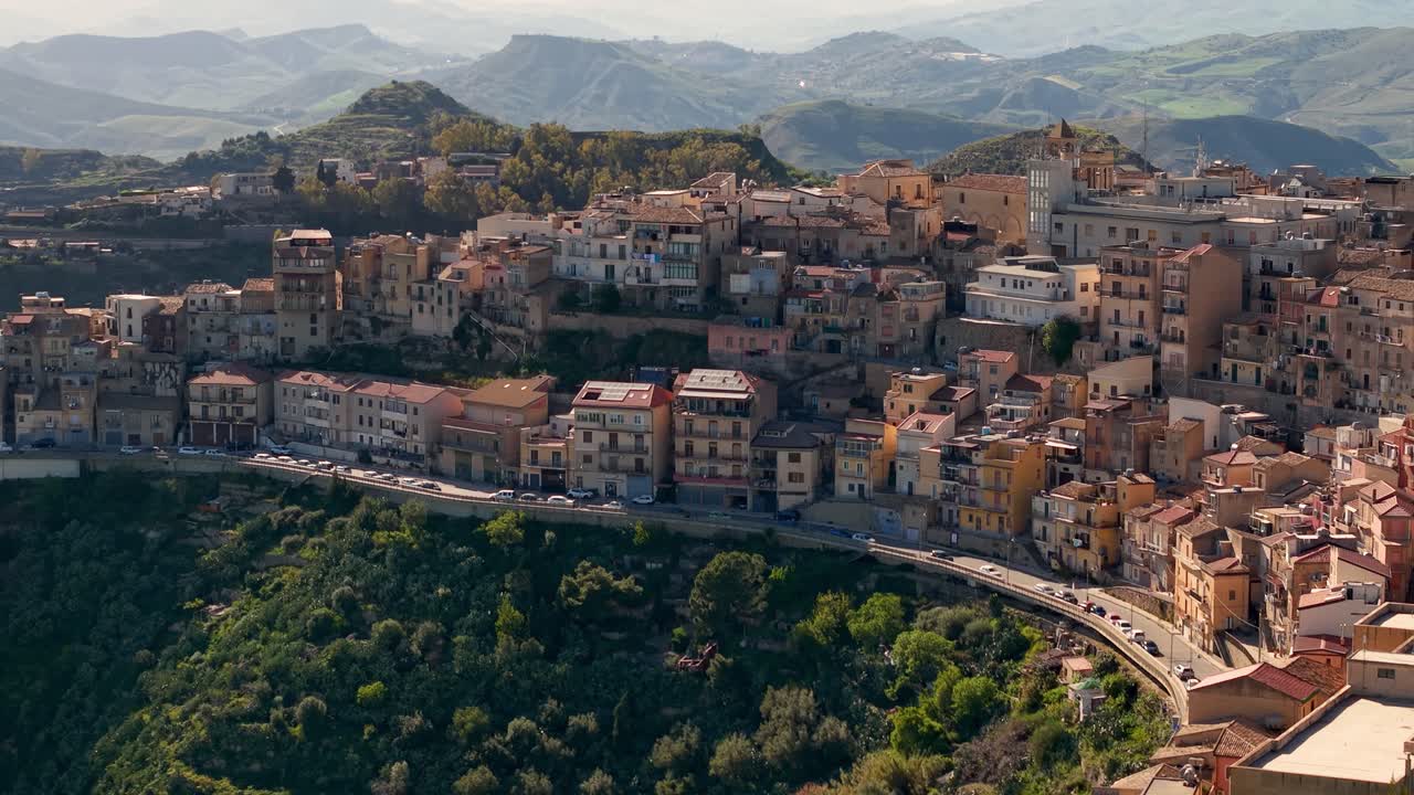 Vista aerea sullo storico e pittoresco paese collinare di Centuripe, sul rigoglioso monte Etna in Italia.