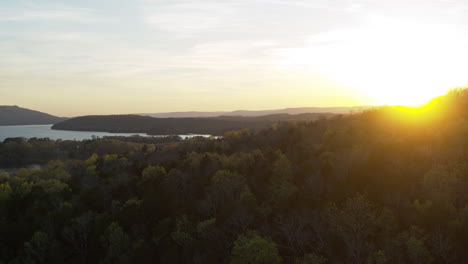 Sobrevuelo-Aéreo-De-Un-Bosque-En-Un-Acantilado-Durante-La-Puesta-De-Sol-Para-Revelar-El-Lago-Nickajack-En-Tennessee-Al-Fondo