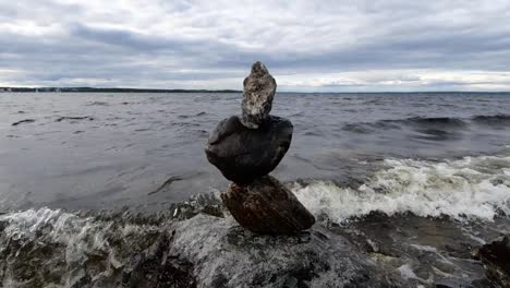 tres rocas equilibradas una encima de la otra