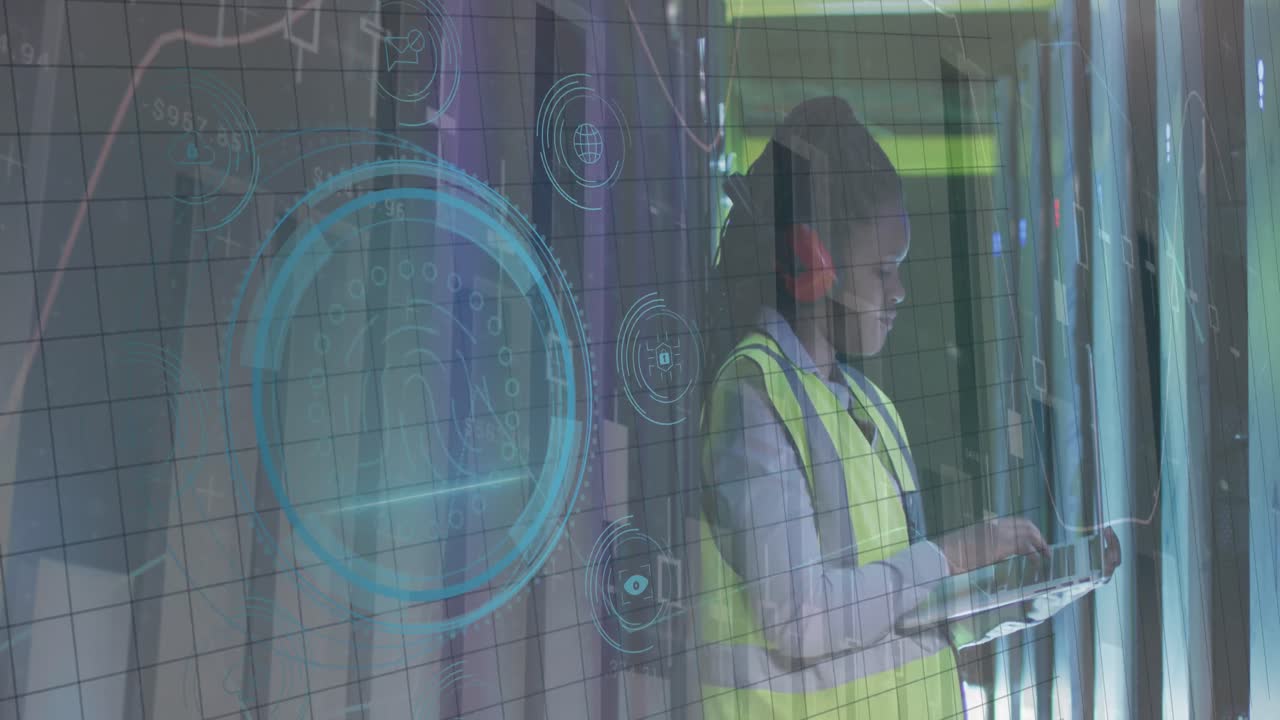 animación del procesamiento de datos sobre una trabajadora afroamericana en la sala del servidor