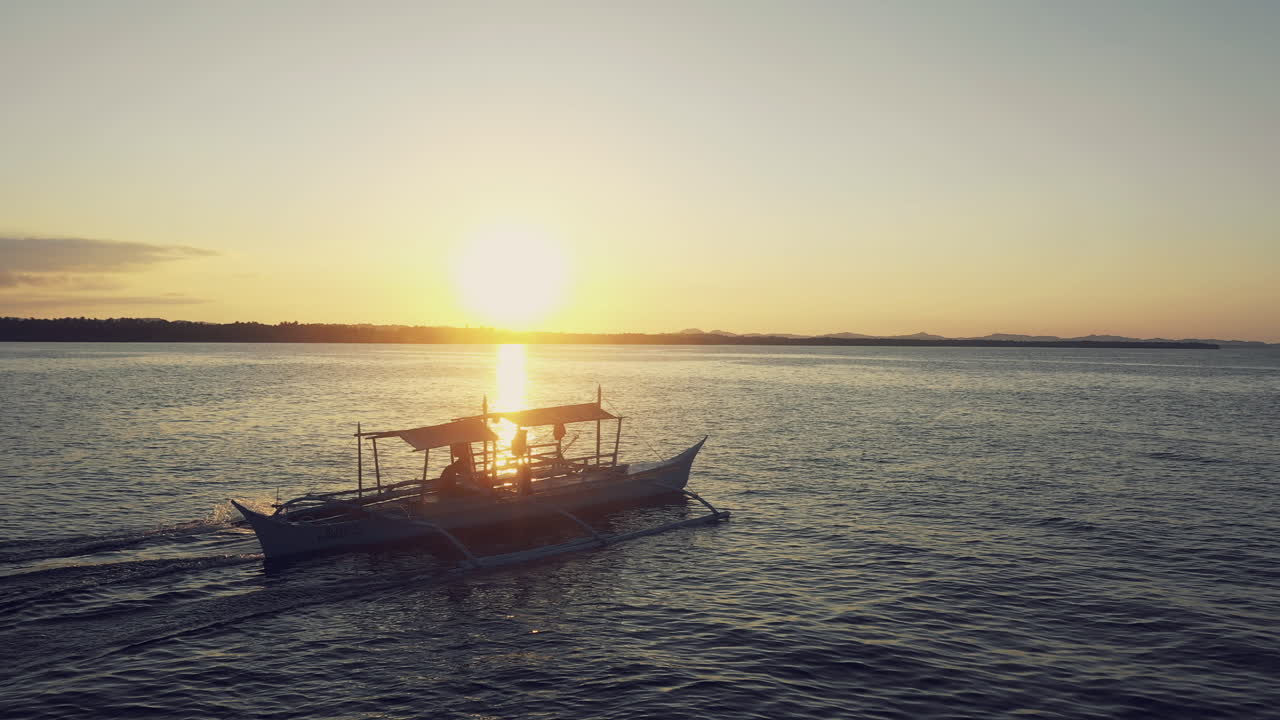 Veleggiando verso il tramonto.