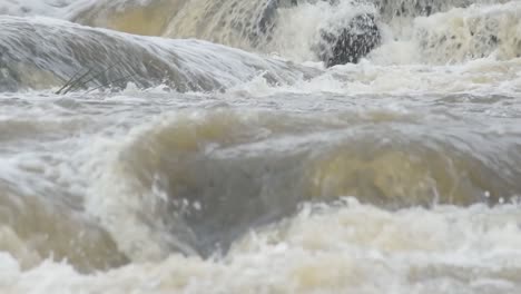 Agua-Que-Fluye-De-La-Caída-De-Agua-En-Bhatinda-Water-Falls-En-Dhanbbad,-Jharkhand-En-India