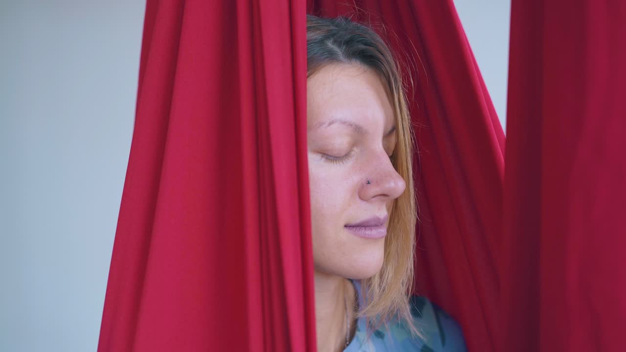 닫힌 눈으로 앉아서 명상하는 멋진 여성 프로필