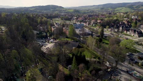 Drohnenaufnahme-Eines-Atemberaubenden-Open-Air-Konzertortes-Während-Der-Aufführung