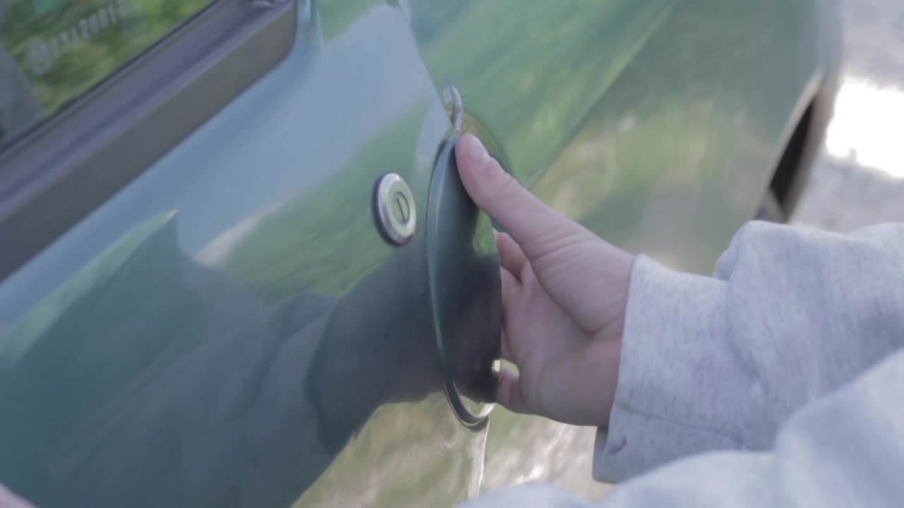 Can&rsquo;t get the motor vehicle door to open or close