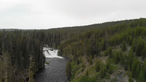 La-Vista-Aérea-Diurna-Del-Río-Yellowstone-Revela-Un-Paisaje-De-Incomparable-Belleza-Natural.