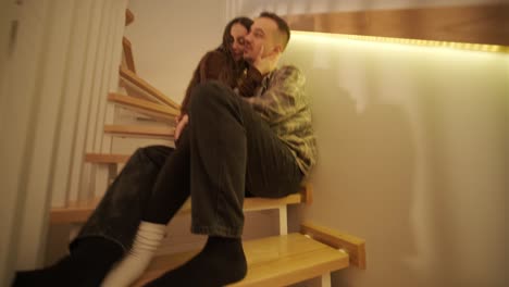 una pareja enamorada está pasando tiempo en casa.
