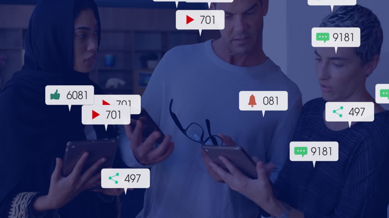 태블릿을 사용하는 다양한 동료에 대한 소셜 미디어 알림의 애니메이션