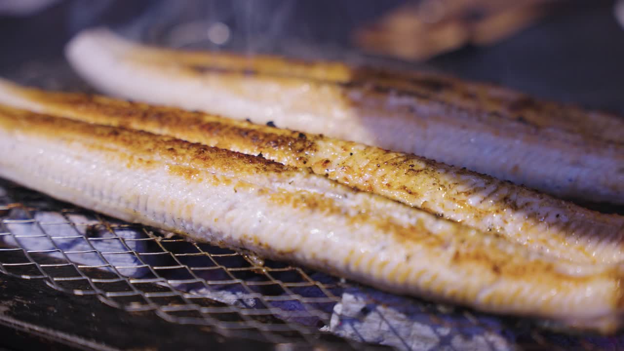 장구이 (gomjangeogui) 는 부산의 한국 바베큐에서 석탄 위에 긴 한국 해파리입니다.