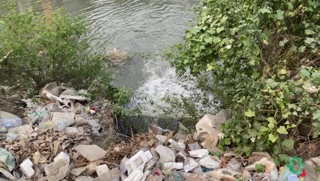 Mirando-Hacia-Abajo-Sobre-El-Agua-De-Alcantarillado-Que-Sale-De-La-Alcantarilla-Hacia-El-Río