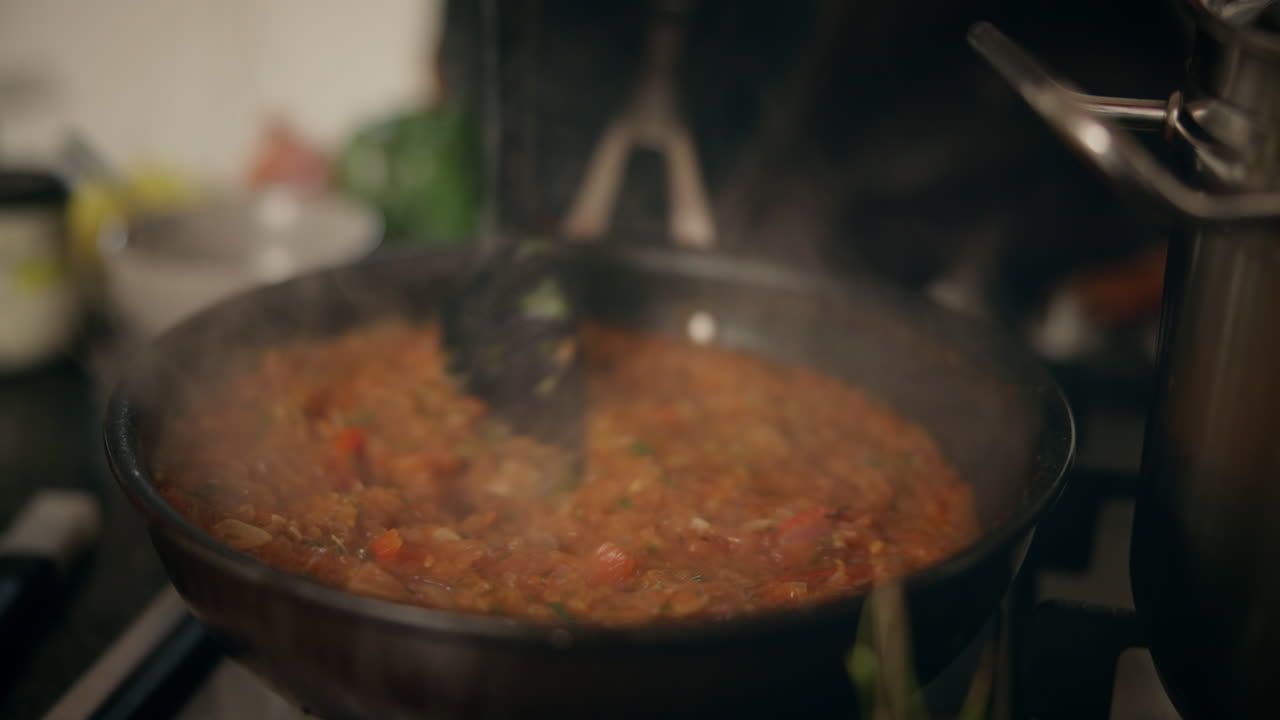 cocinando un delicioso plato a base de tomate