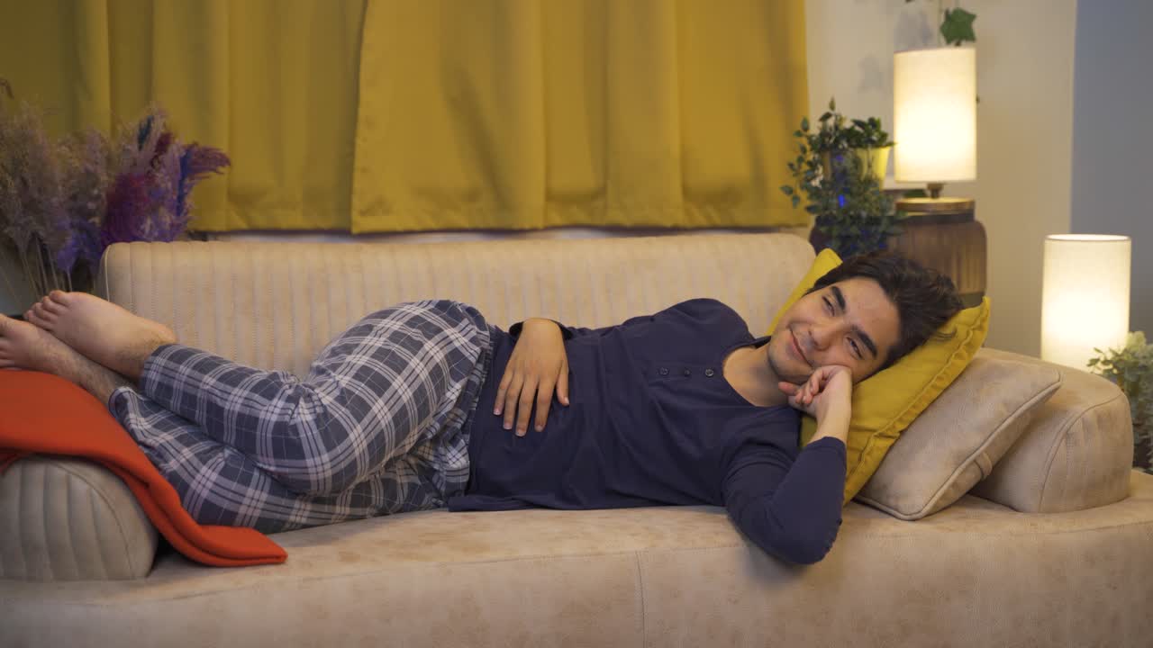 el hombre enamorado siente amor y anhelo.