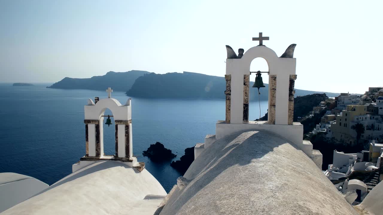 산토리니의 오아 마을에 있는 두 개의 교회 종