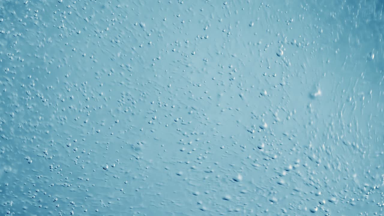 burbujas de oxígeno en el agua sobre un fondo abstracto azul