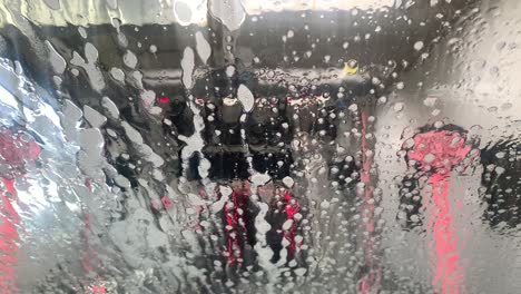 taller automático de lavado de autos, vista desde el interior del auto