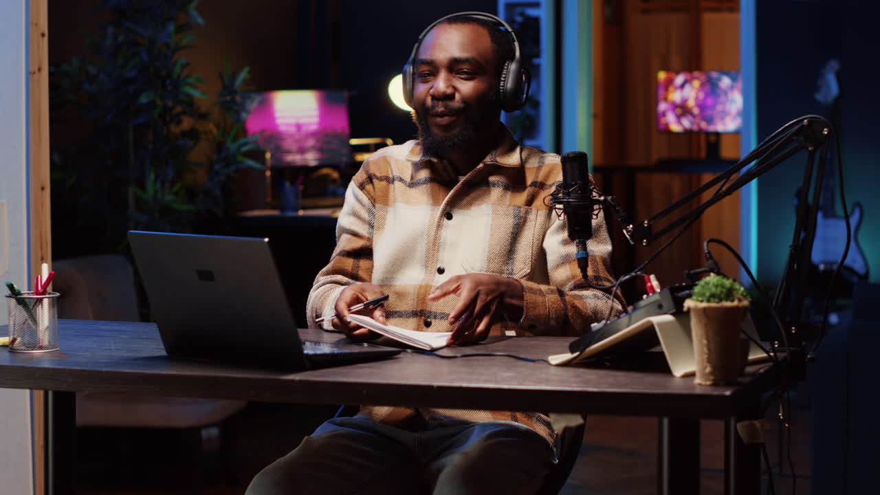 influencer llegando al estudio, leyendo las ideas esbozadas desde el cuaderno hasta la película intro del canal de vlog