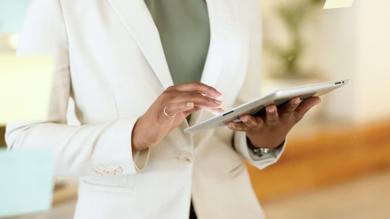 empresario de moda que mira las redes sociales