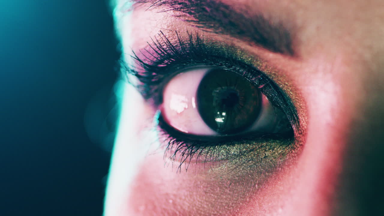 sus ojos están vestidos con drama