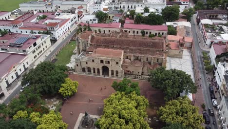 Luftaufnahme-Des-Columbus-Parks-Und-Der-Kathedrale-Unserer-Lieben-Frau-Von-Der-Inkarnation-Im-Kolonialviertel-Des-Heiligen-Sonntags-In-Der-Dominikanischen-Republik