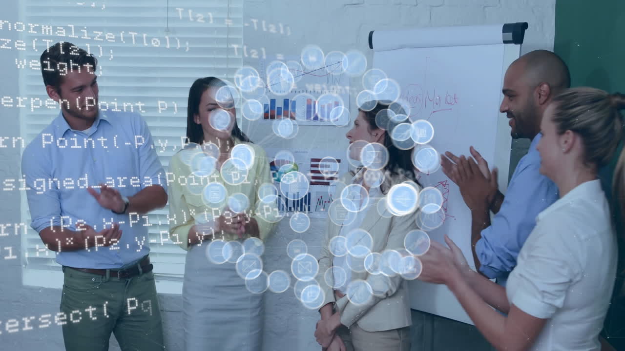 animación de iconos de medios y procesamiento de datos sobre diversos colegas aplaudiendo en la reunión