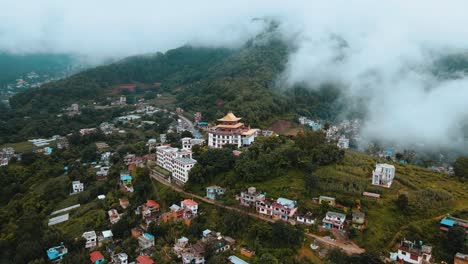 Vista-Aérea-Del-Pueblo-De-Montaña-Durante-La-Temporada-De-Monzones-En-Nepal