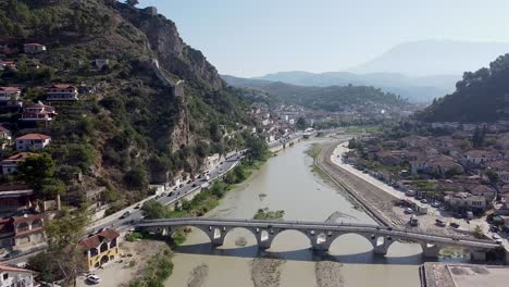 Fluss-Osum-In-Berat,-Albanien,-Weltkulturerbe