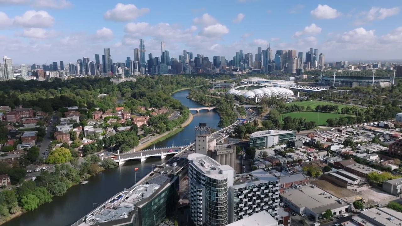 Melbourne, Victoria, Austrálie. Letecký pohled na tenisové centrum, MCG Melbourne Cricket Ground, tenisové kurty, centrální obchodní čtvrť města, stadion AAMI, řeku Yarra a místní předměstí