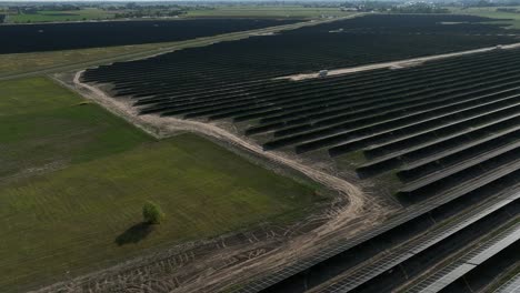 Antena-Que-Revela-Un-Enorme-Panel-Solar-De-Estación-Base-Fotovoltaica-En-El-Campo