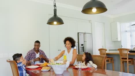 familia negra comiendo comida en la mesa de comedor en casa 4k