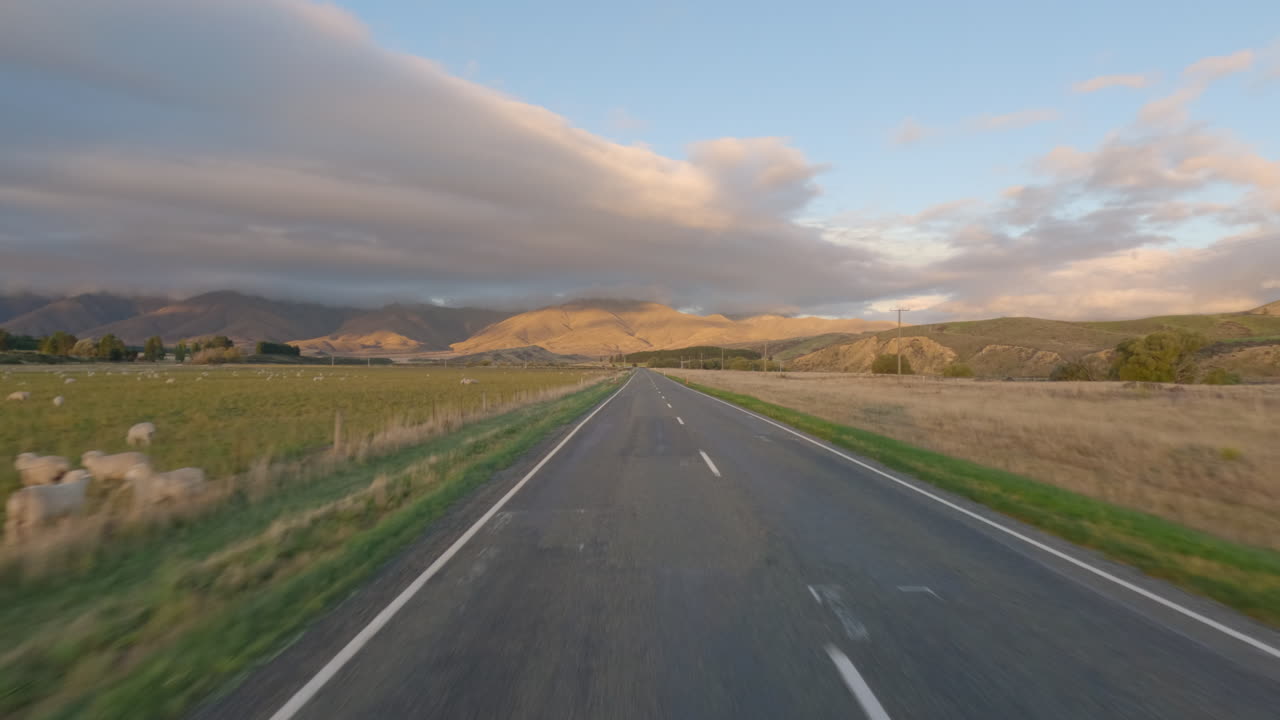 pov conduciendo un automóvil por la autopista estatal 85 a lo largo de la llanura de maniototo en otago, nueva zelanda