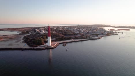 Vista-Aérea-De-Drones-Del-Faro-De-Barnegat-Y-Vista-De-La-Isla-De-Long-Beach,-Moviéndose-Por-Encima