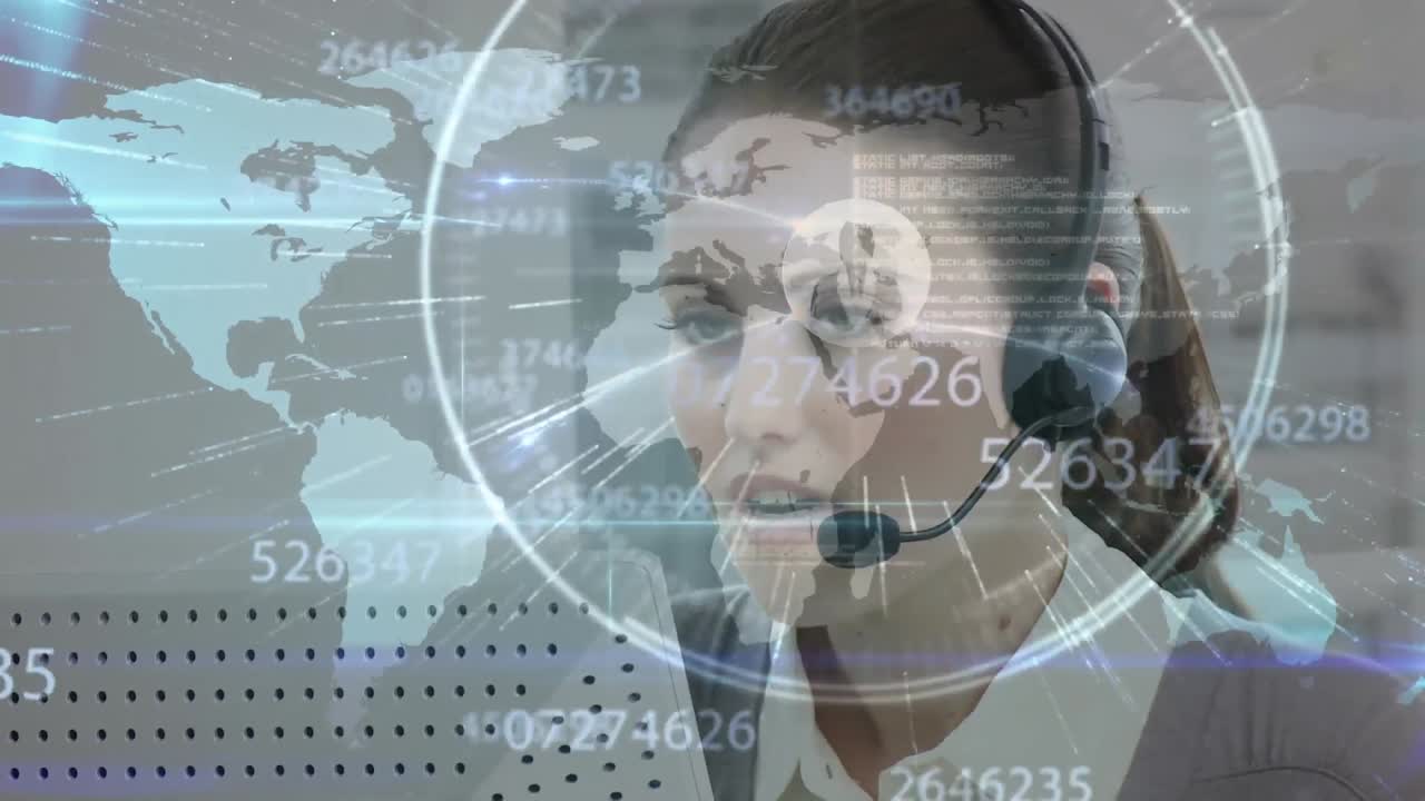 animación de procesamiento de datos y mapa del mundo sobre una mujer de negocios con auriculares de teléfono