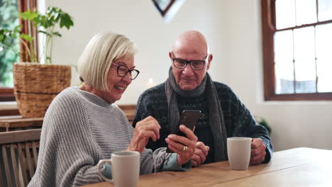 Senior,-Paar-Oder-Telefon-Mit-Scroll-Für-Soziale-Kontakte