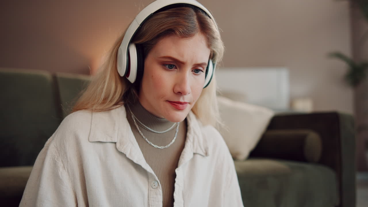 집에서 노트북으로 일하는 젊은 여성