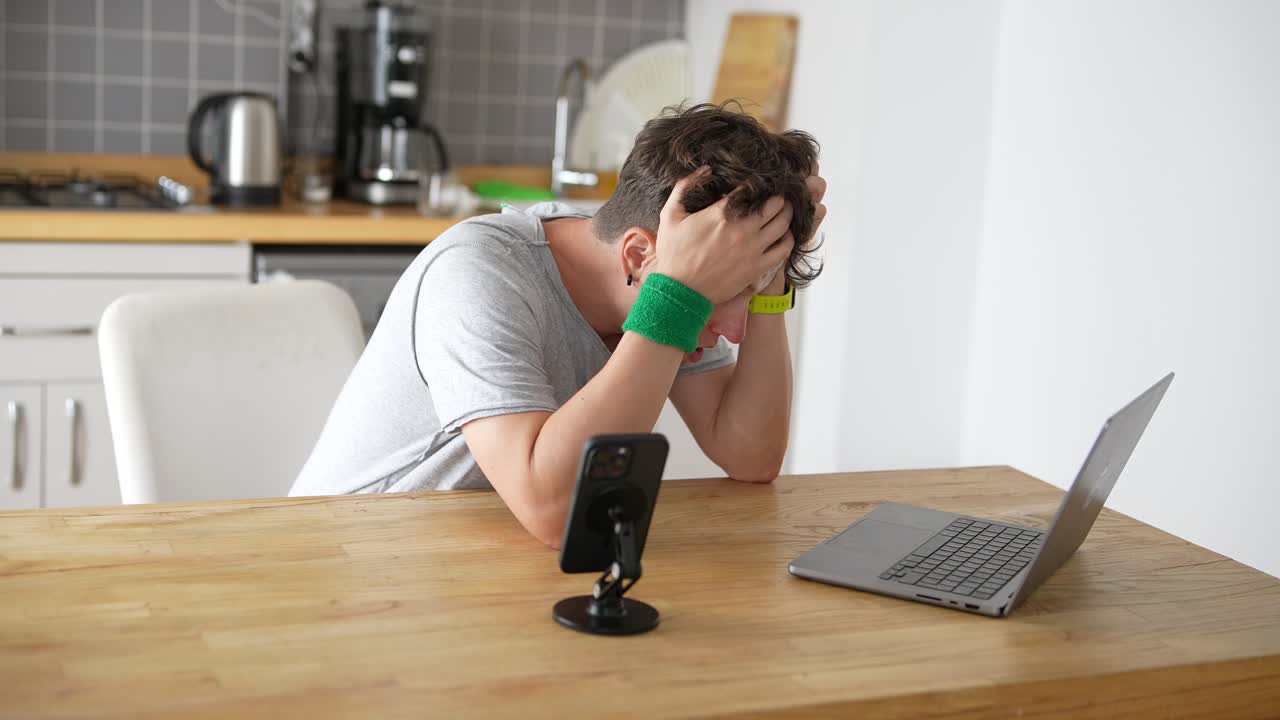 hombre estresado durante una llamada de video
