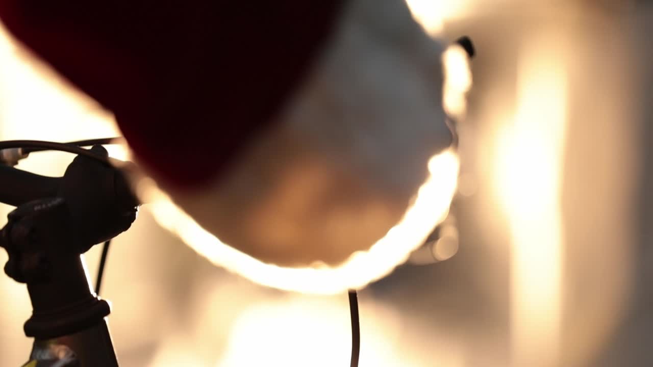 ⁇ 빛에 맞서 자전거 위에 산타클로스 같은 인물